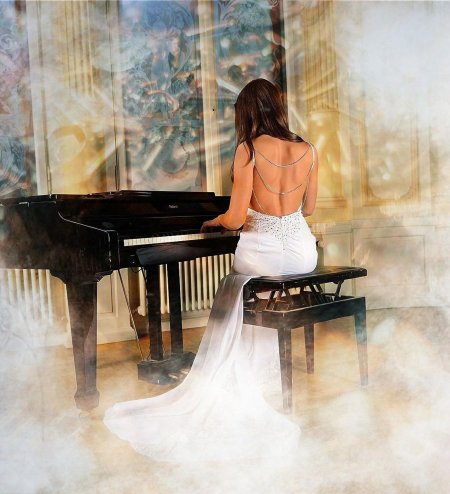 Девушка и пианино