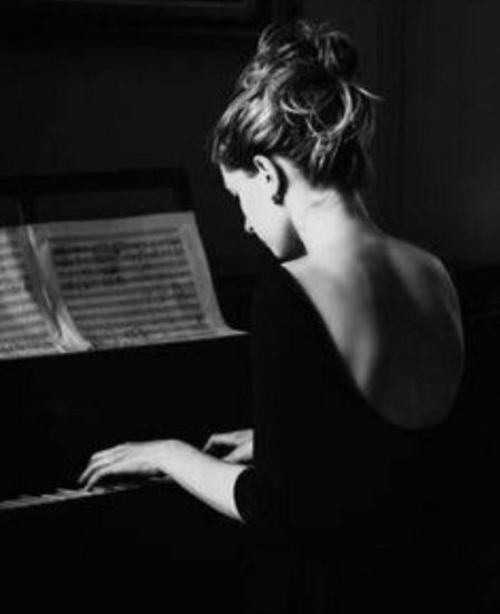 Девушка на рояле