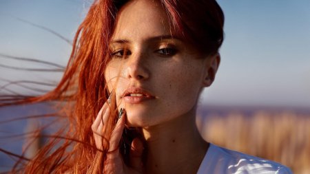 Рыжеволосая девушка с веснушками