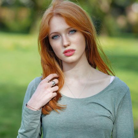 Девушка рыжая