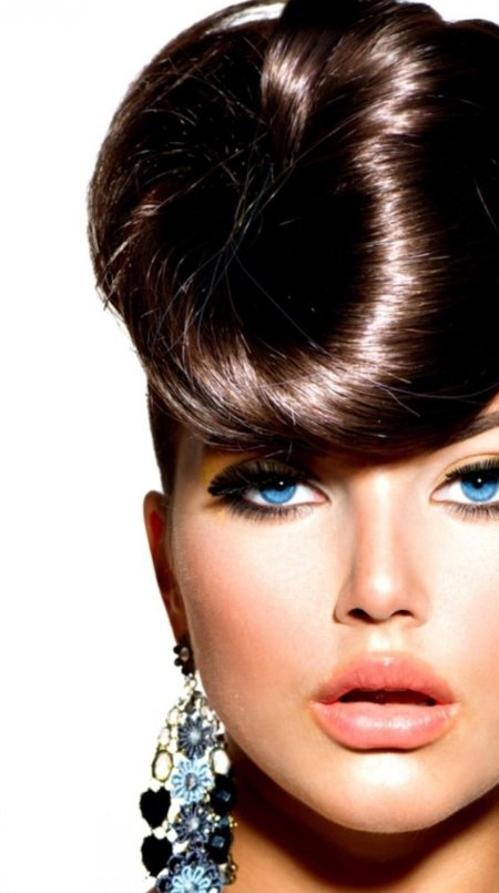 Девушка с прической