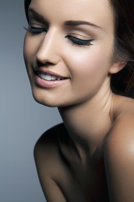 Девушка с красивыми ресницами