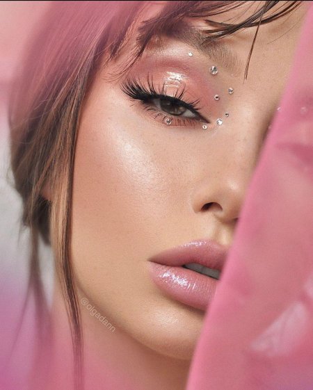 Розовые макияжи