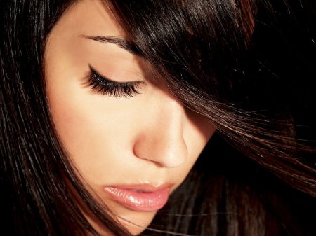 Девушка с красивыми ресницами