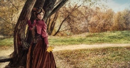 Девушка в старинном платье