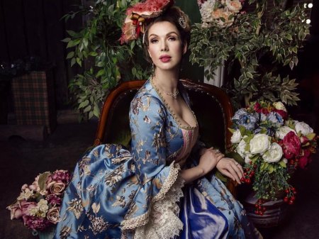 Девушка в старинном платье