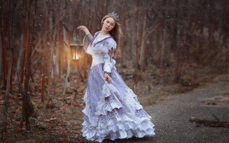 Девушка в бальном платье