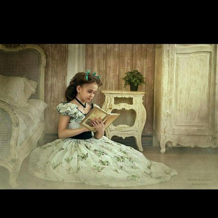 Девушка в старинном платье