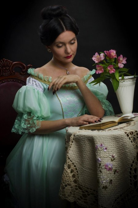 Девушка в старинном платье