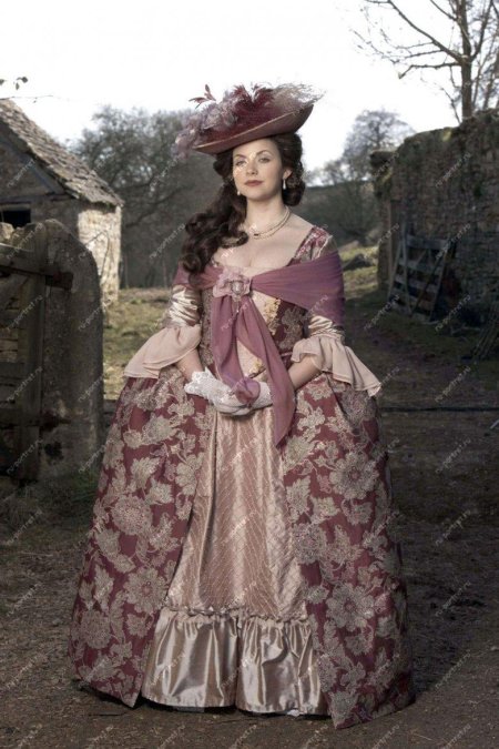Девушка в старинном платье