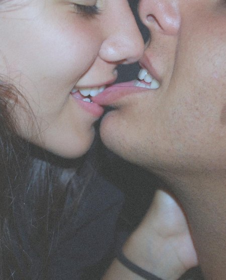 Девушка кусает парня за губу