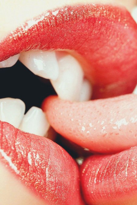 Поцелуи губы