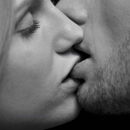 Страстная поцелуй