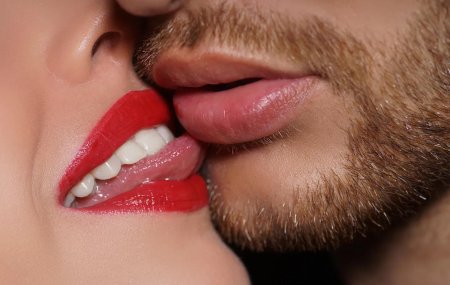 Поцелуй в десна