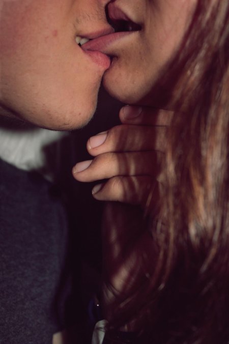 Страстный поцелуй