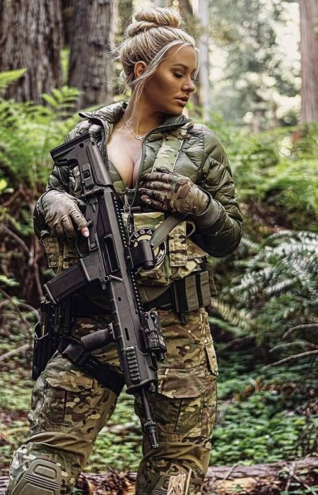 Девушка милитари