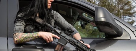 Девушка с автоматом