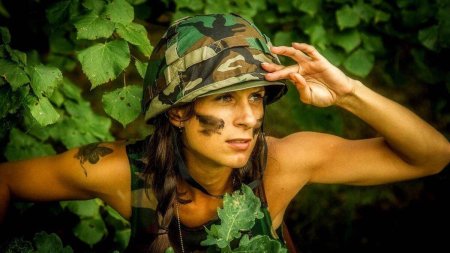 Девушка в военной форме