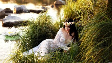 Девушка у пруда