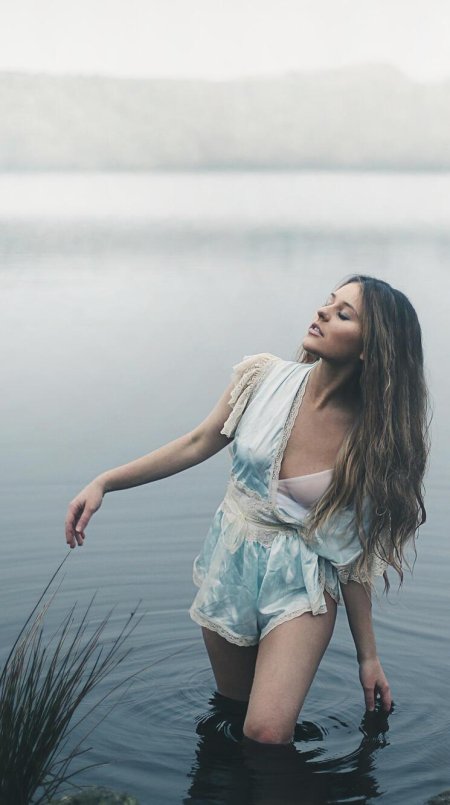 Девушка на озере