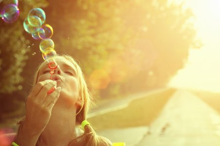 Девушка с мыльными пузырями