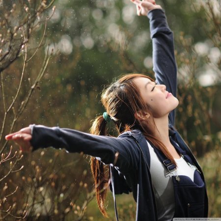 Девушка счастлива