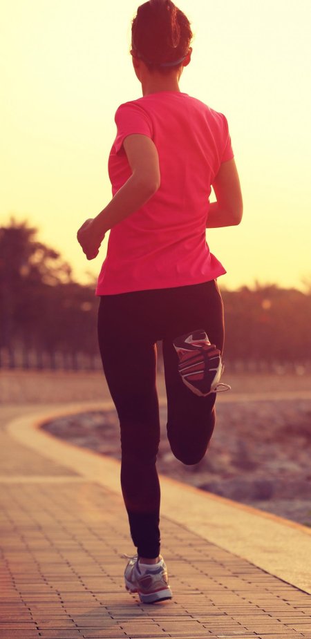 Спортивная девушка со спины