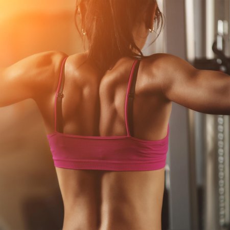 Женская спина спортивная