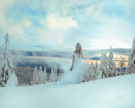 Девушка в снегу