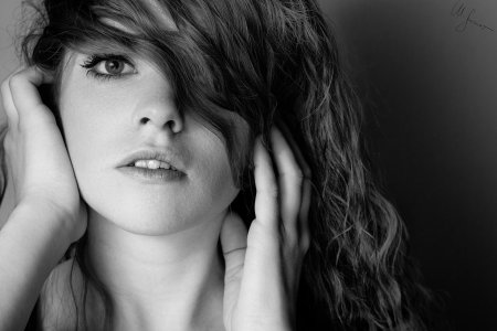 Лицо девушки черно белое