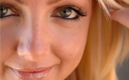 Женское лицо крупным планом