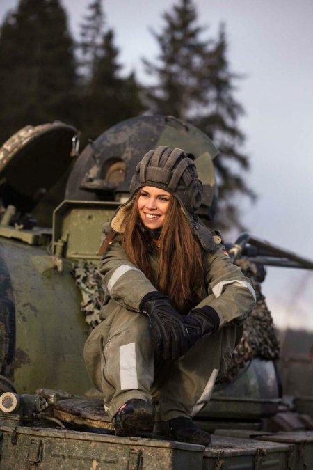 Девушка танкист