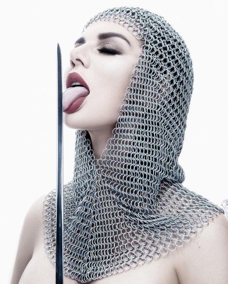 Девушка в кольчуге