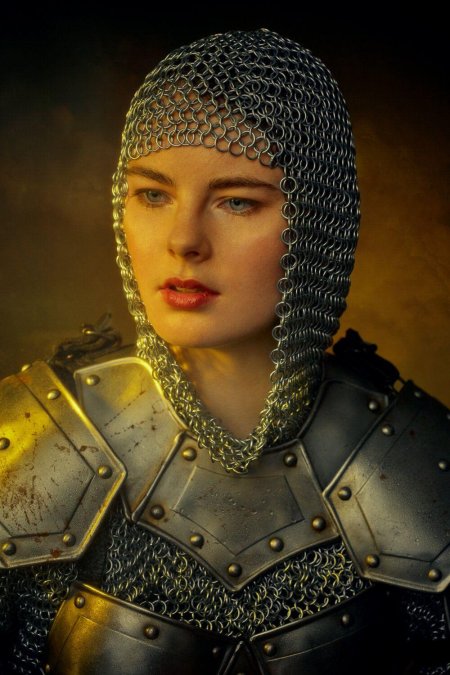 Женщина в доспехах