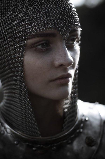 Девушка в рыцарских доспехах