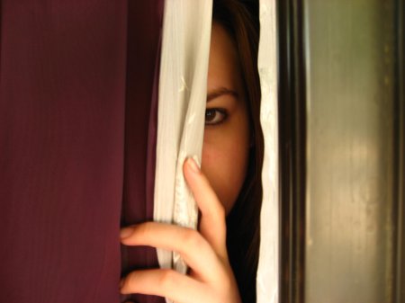 Девушки у дверей