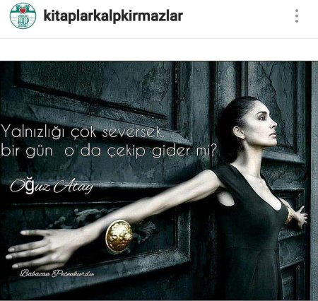 Девушка закрывает дверь