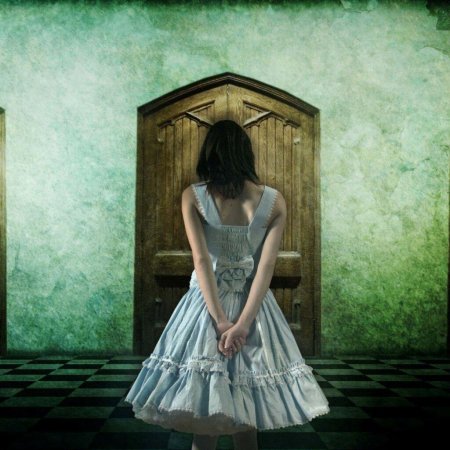 Девушка у двери