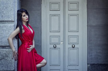 Женщина в красном платье