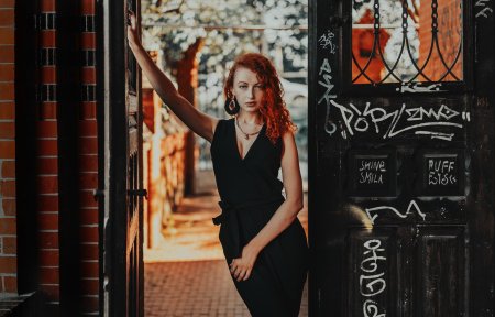 Девушка в дверном проеме