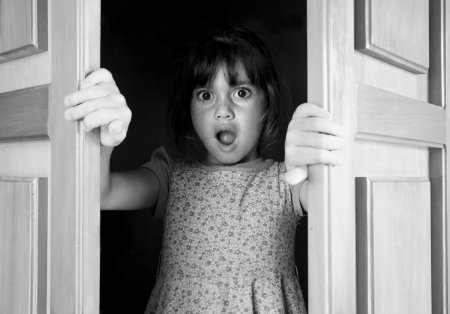 Ребенок заглядывает