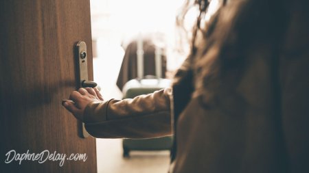 Девушка открывает дверь