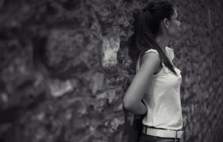 Девушка у стены