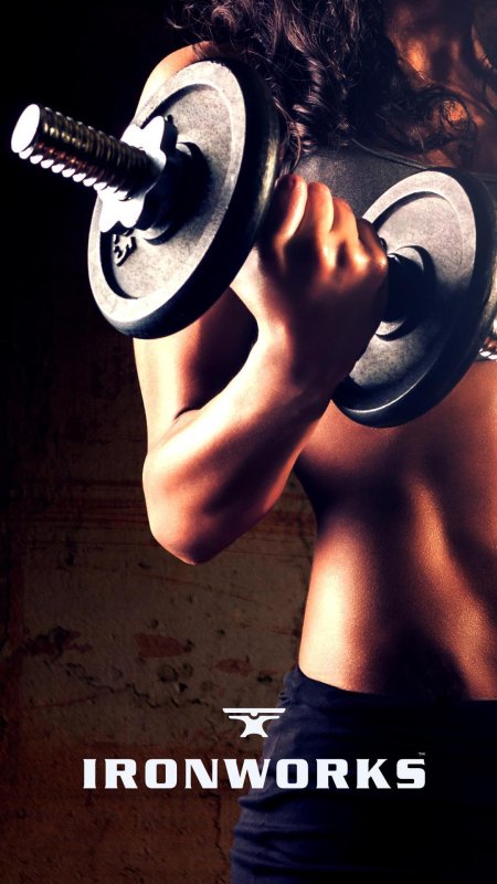 Девушка с гантелей