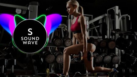 Девушка с гантелями