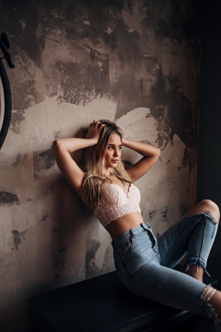 Стильная фотосессия для девушки в студии