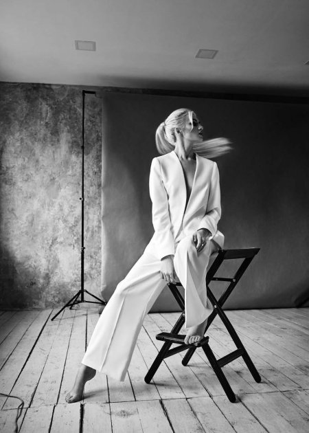 Фотосессия в брючном костюме в студии