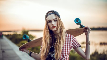 Девушка со скейтом