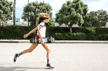 Девушка на скейте