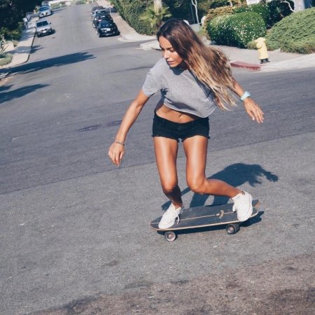 Девушка на скейте